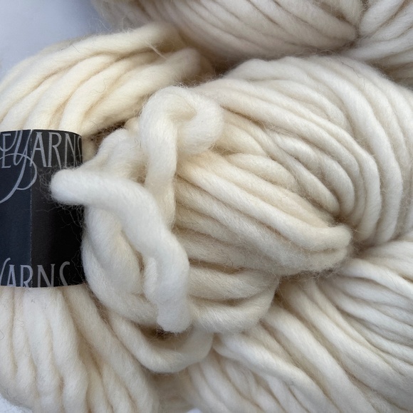 Cascade Yarns Magnum 100% Peruvian Highland Wool Color Ecru 0010 Lot of 2 New - Picture 2 of 6